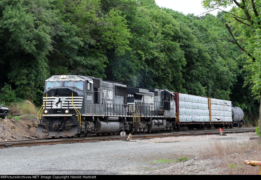NS 2802 leads train E2T out of Glenwood yard